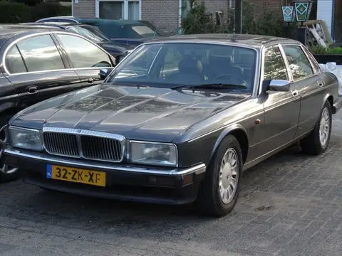 Six XJ40 (1986–1994)