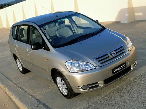 Avensis Verso (2001–2009)